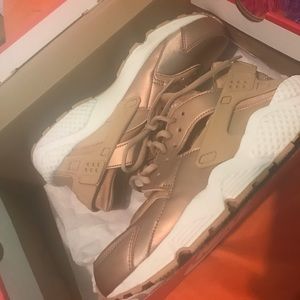 ROSE GOLD NIKE HUARACHES !! Like NEW