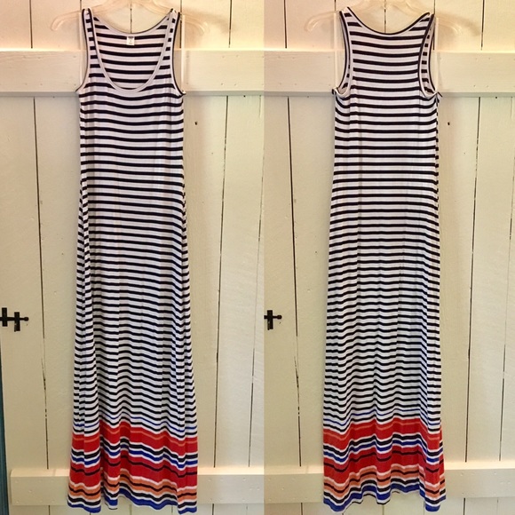 Old Navy Dresses & Skirts - NWOT Beautiful Old Navy maxi dress