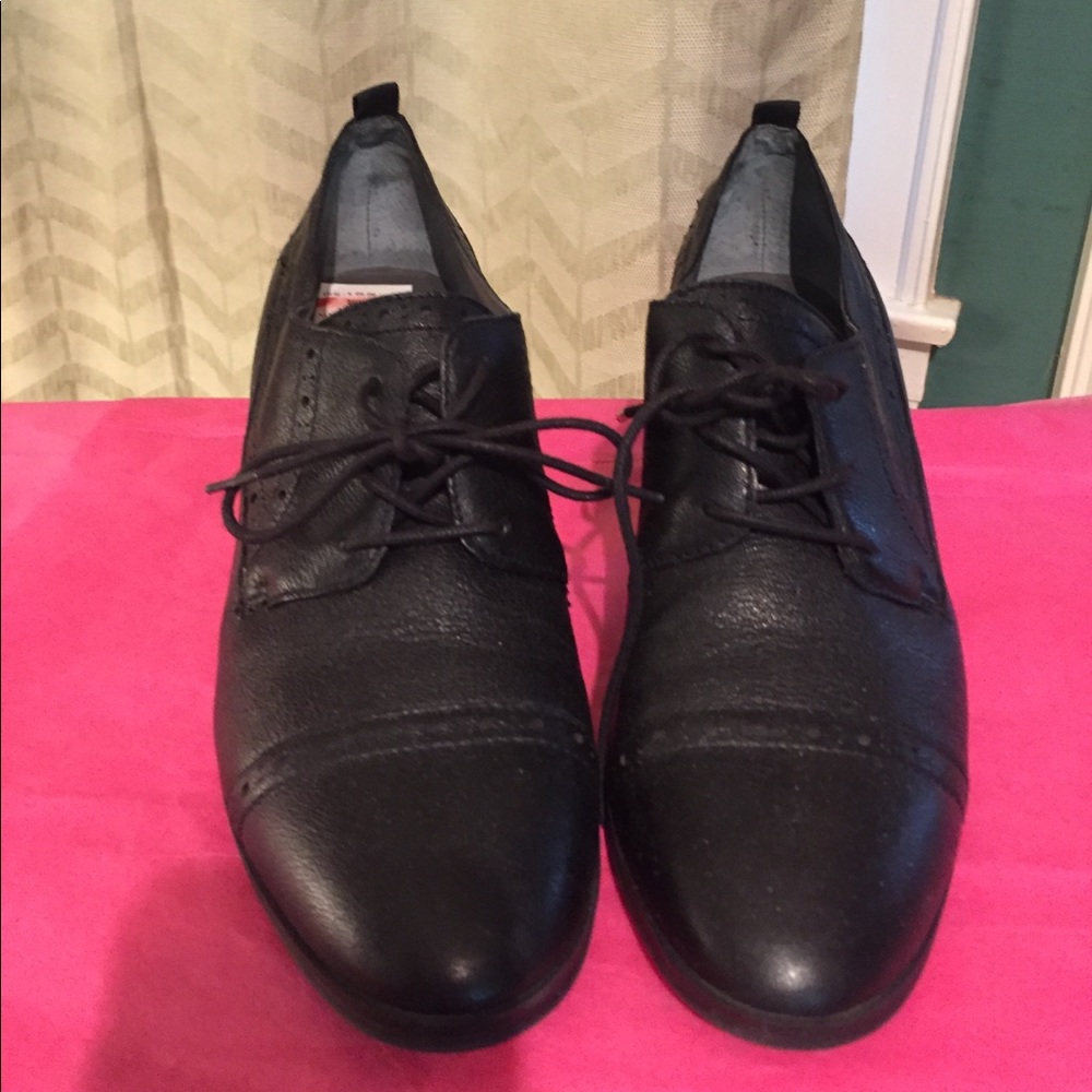 Franco Sarto wing tip style lace up shoe, size 11