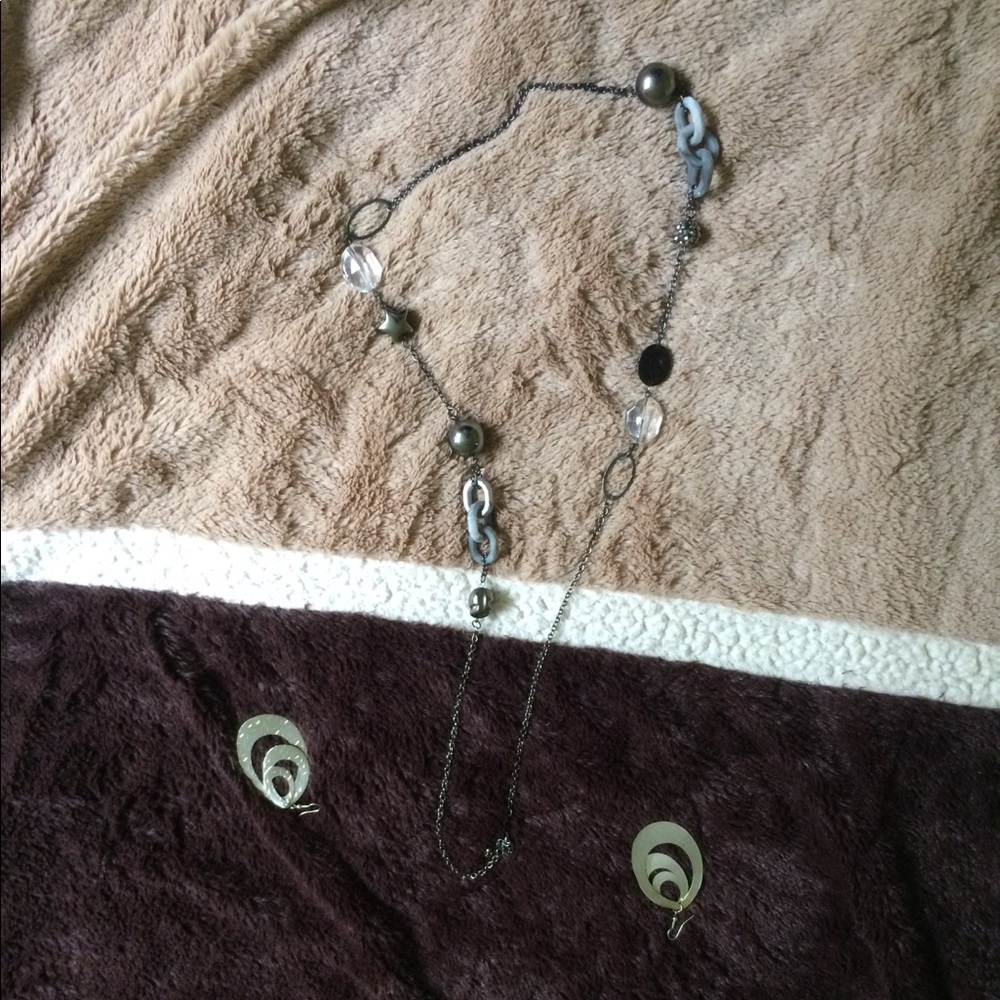 pair NewYork&Comp earrings and long party necklace