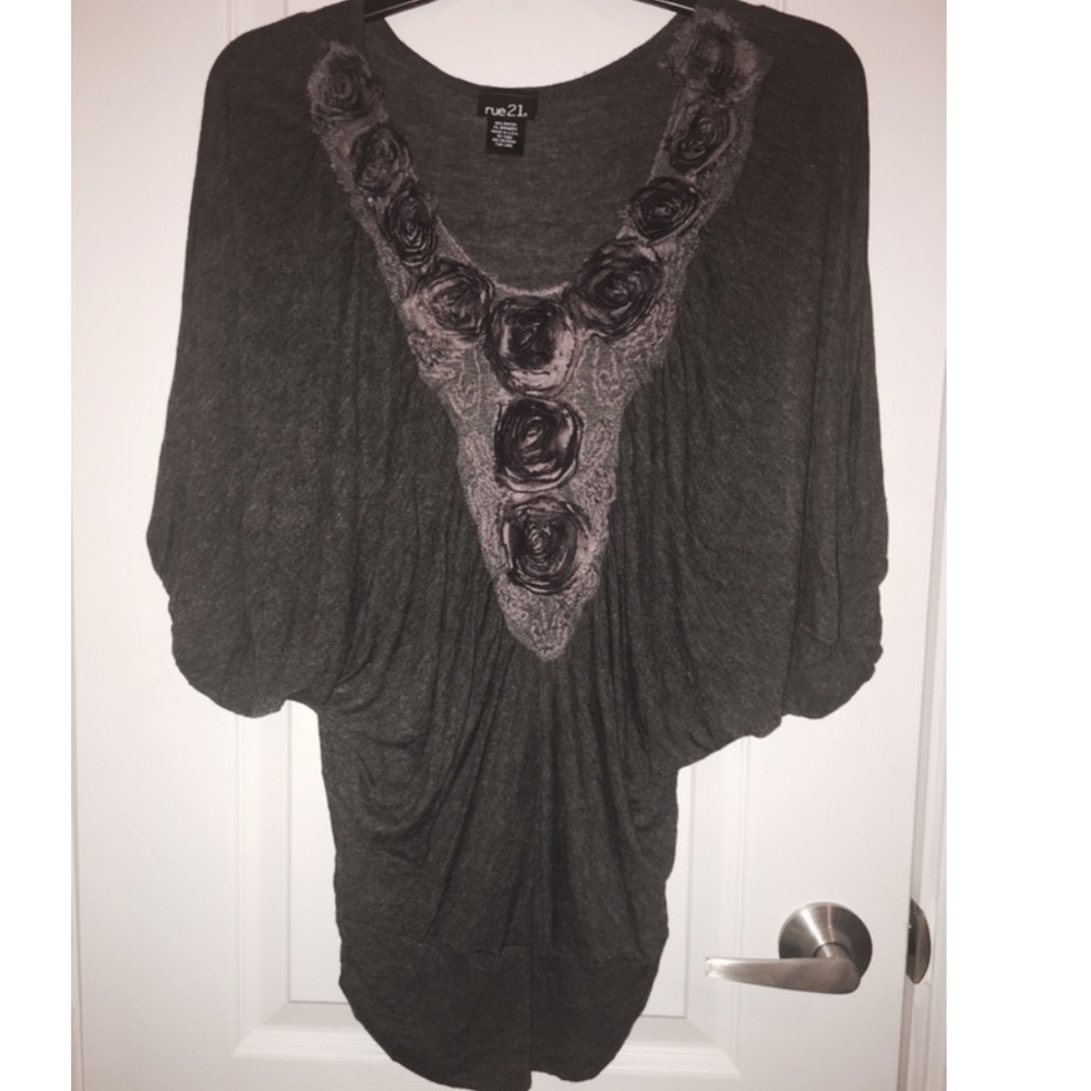 *Bundle* 2 Tops - Picture 4 of 4