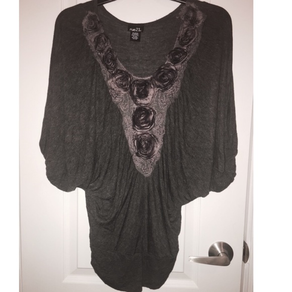 *Bundle* 2 Tops - Picture 4 of 4