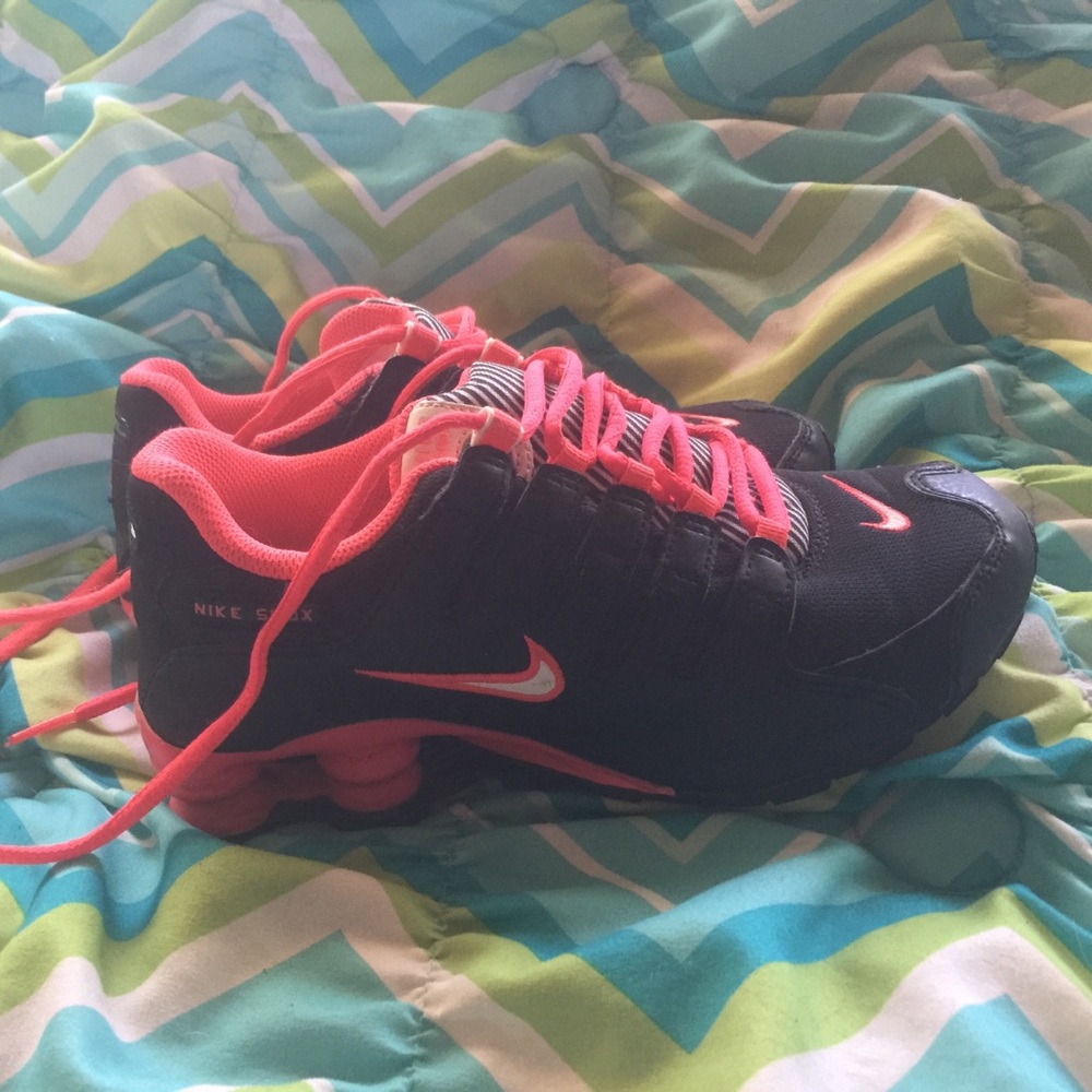 Pink and black Nike shox