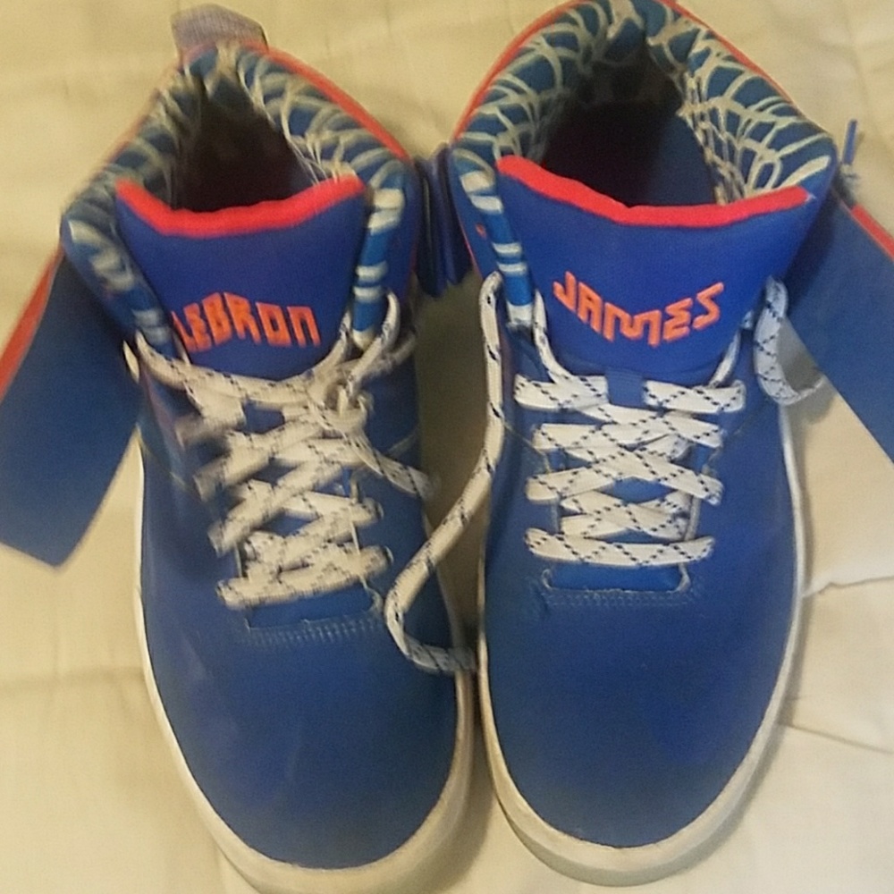 Sneaker - Picture 2 of 2