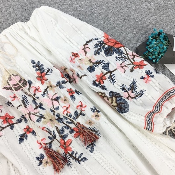 🦋LAST-S🦋 Gorgeous Embroidered Off Shoulder Top - Picture 3 of 7