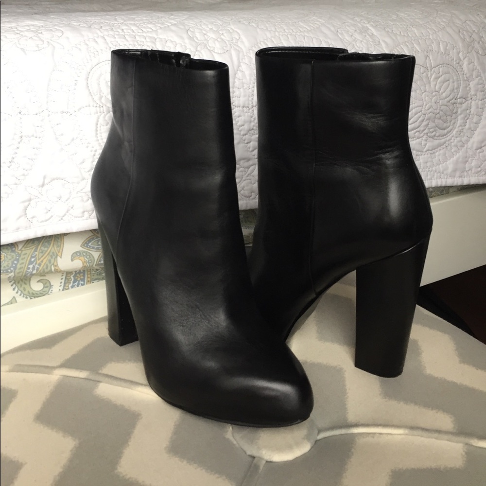 LIKE NEW CONDITION Platform heeled Aldo booties