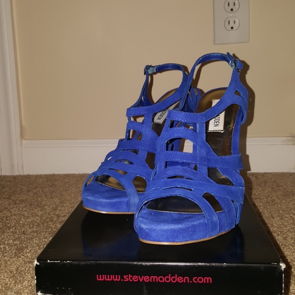 Steve Madden Makel Sandals. Blue Suede