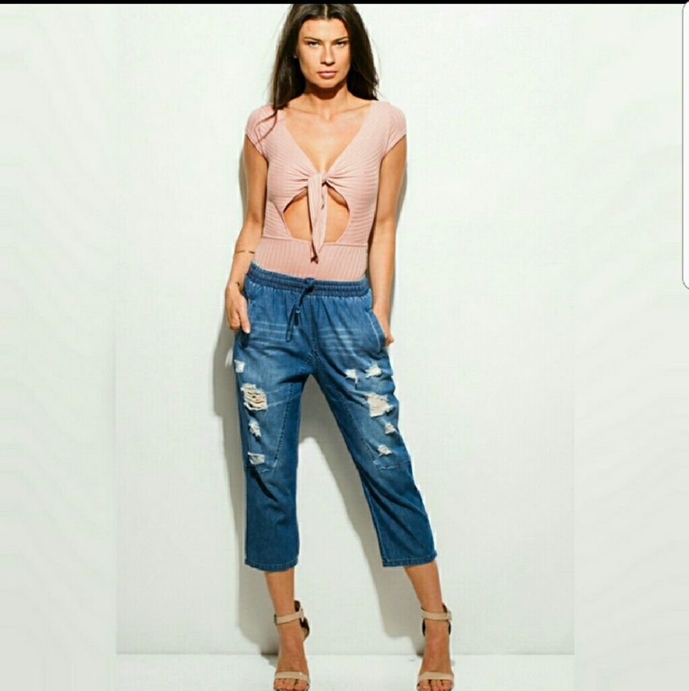 💗SALE 💗SOFT DISTRESSED DENIM CROPPED JEANS - Picture 2 of 4