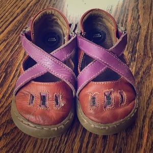 Livie & Luca play shoes