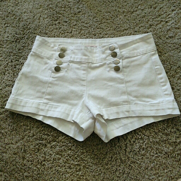 White shorts - Picture 1 of 3