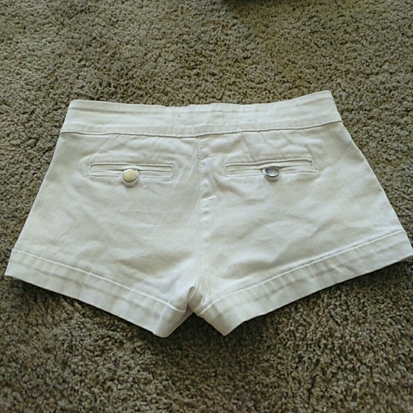 White shorts - Picture 2 of 3