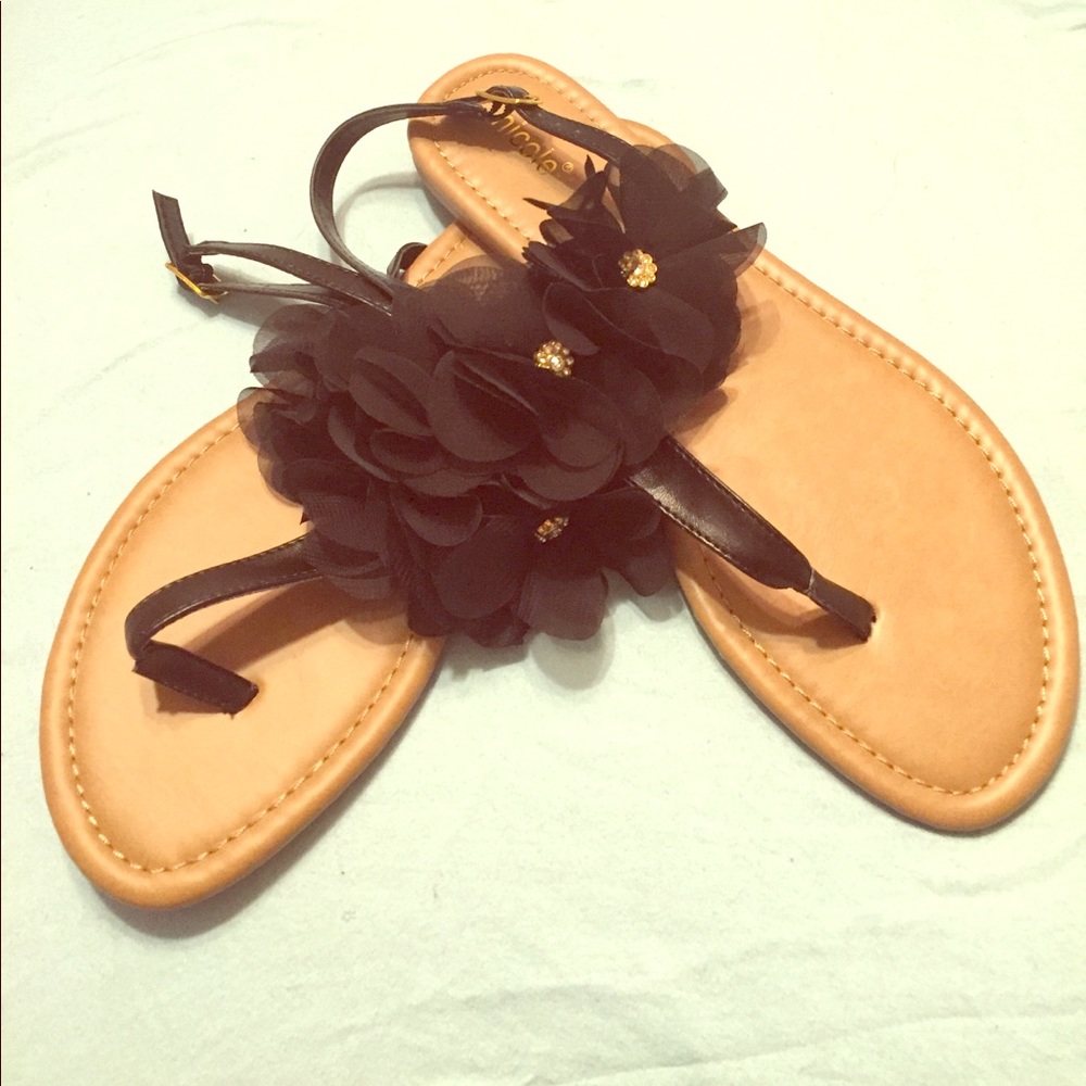 Floral embellished black sandals 10w