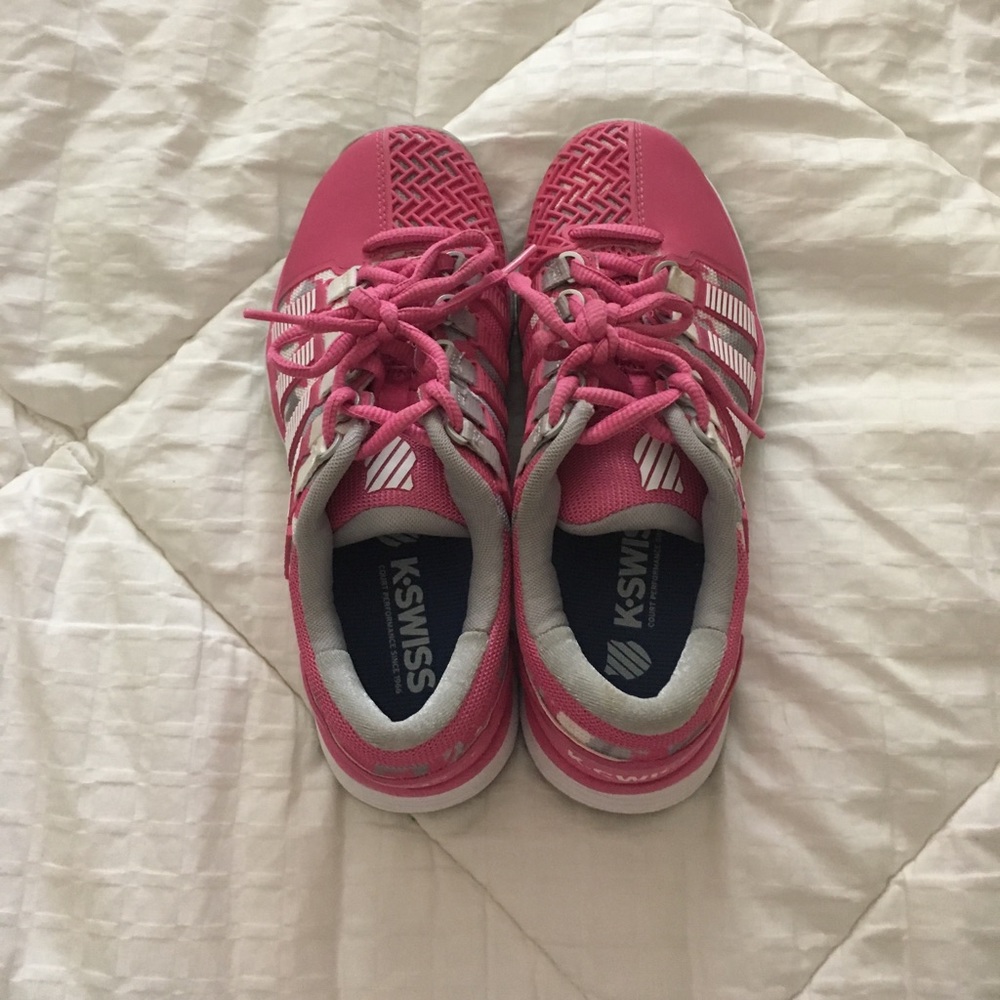 Tennis court shoes