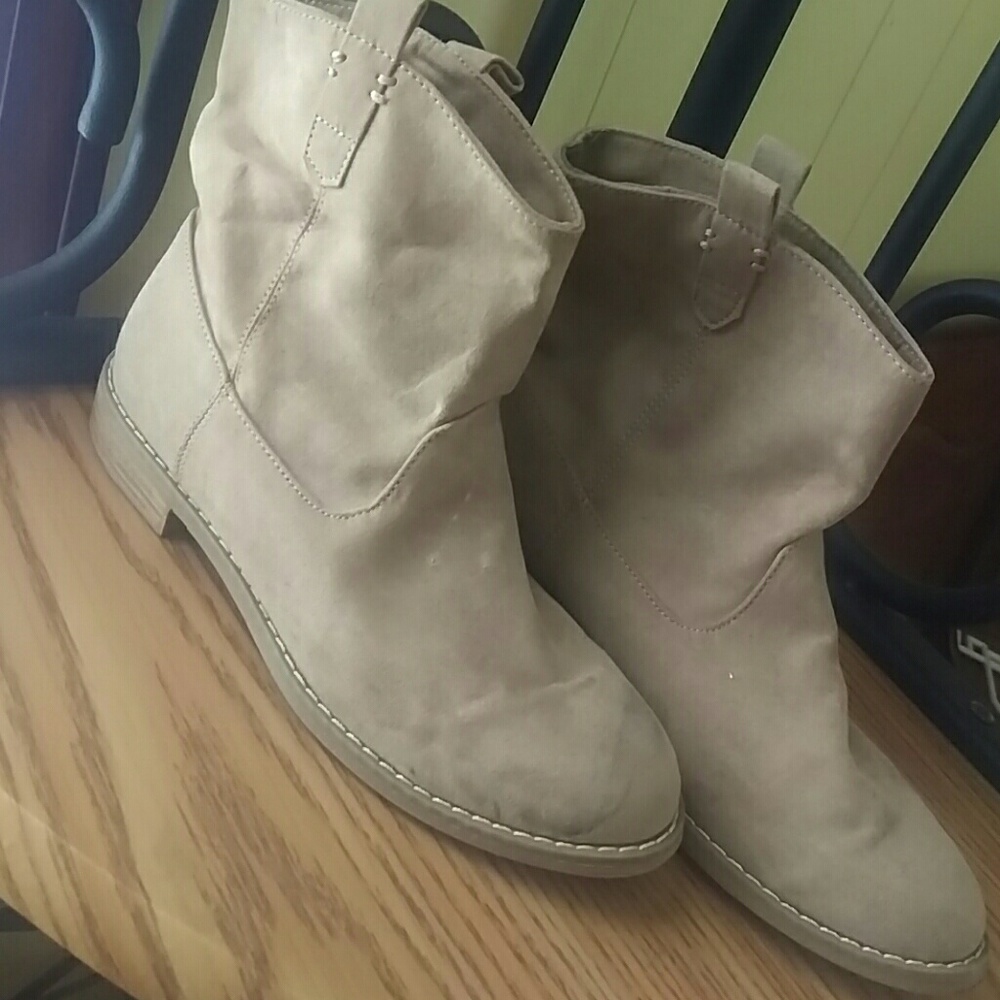 Lowrise suede boots