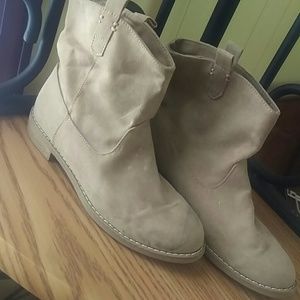 Lowrise suede boots