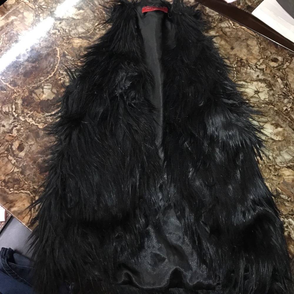 Akira Black vest size M