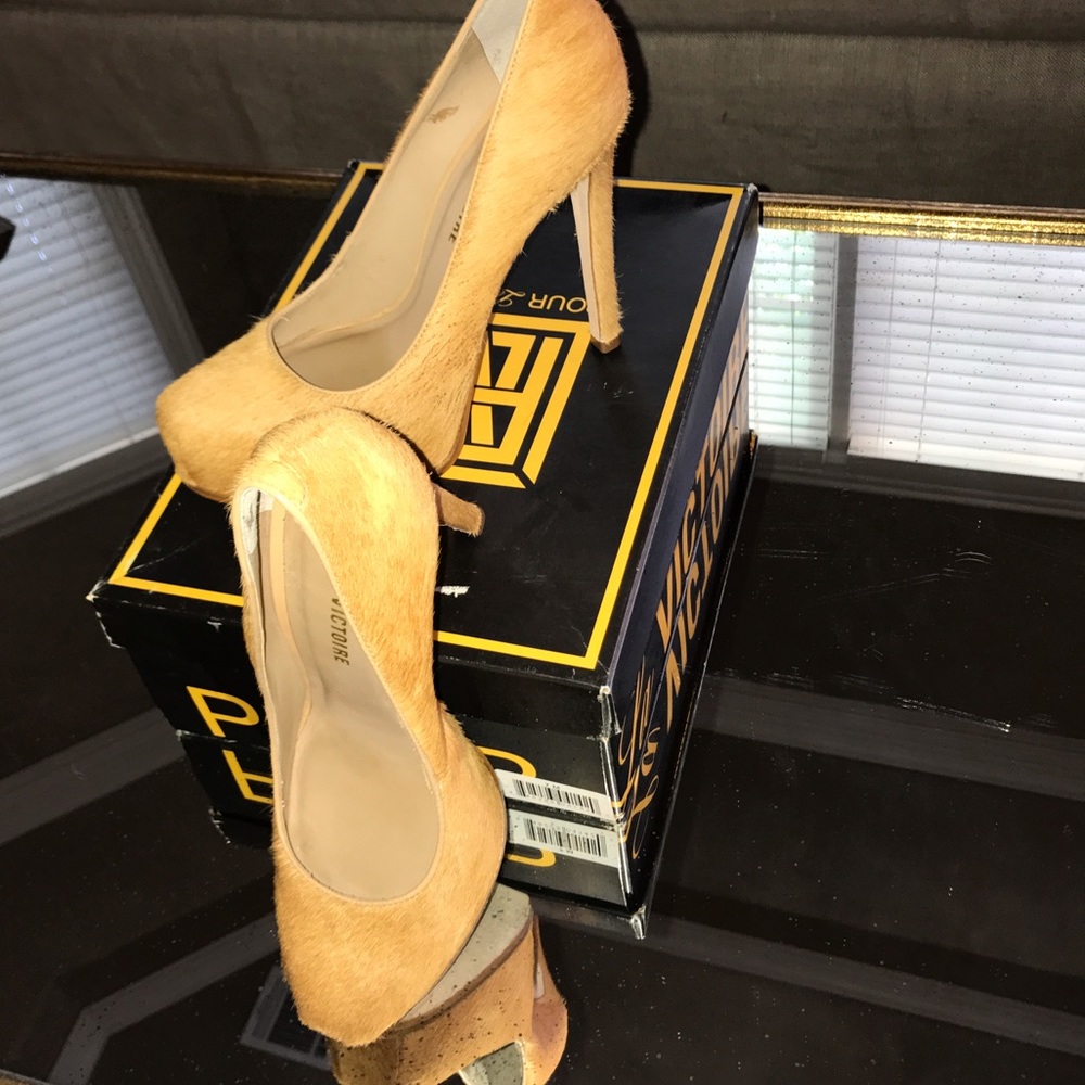 Pour La Victoire Camel  4"+  Heel  Size 7