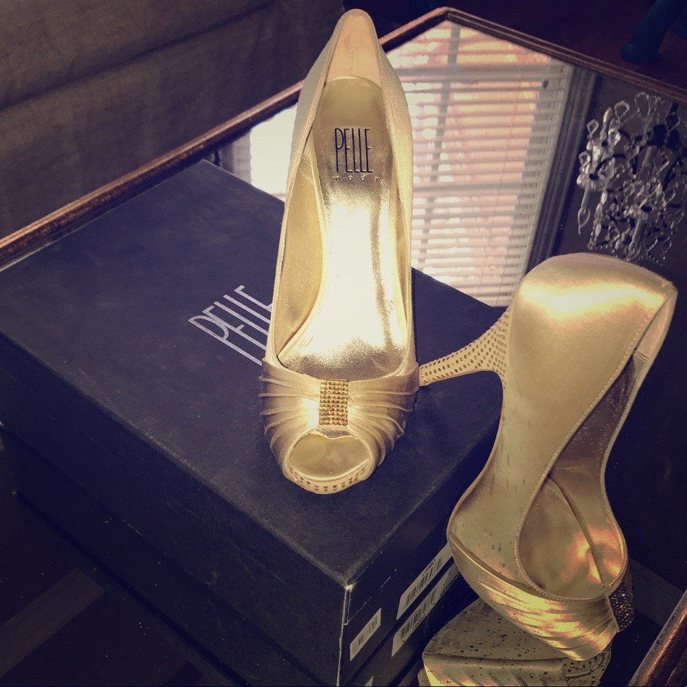 Pelle Moda  Champagne Silk  w/ Crystals  Size 8