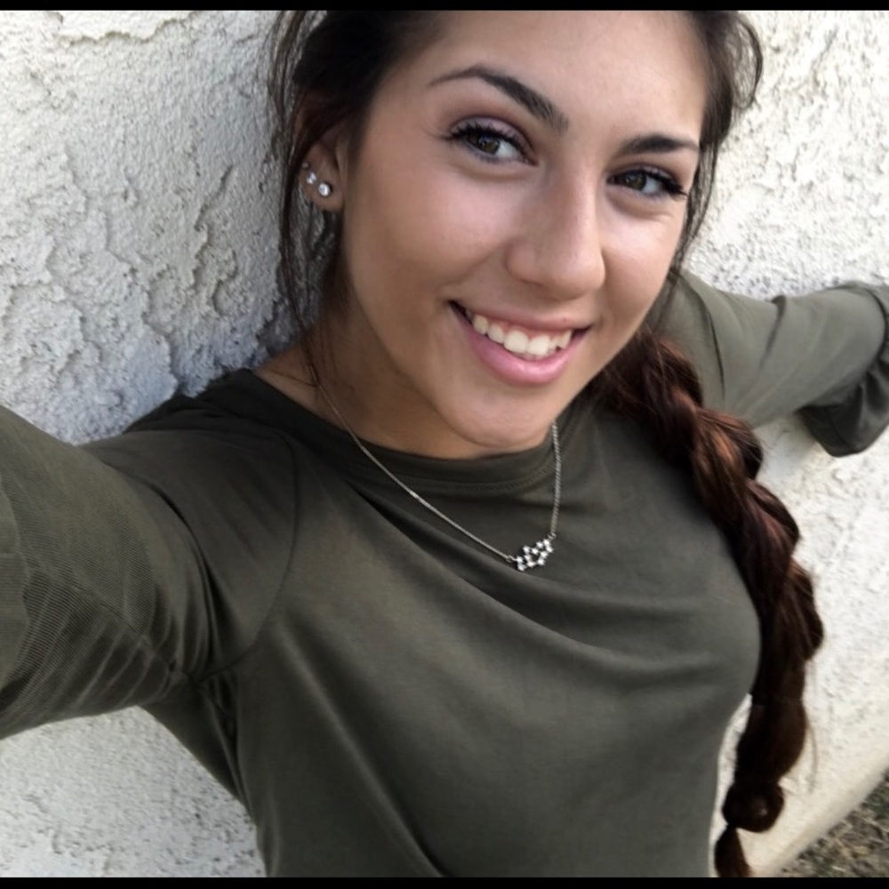 Meet your Posher, Jessica Instagram: @jrod_16