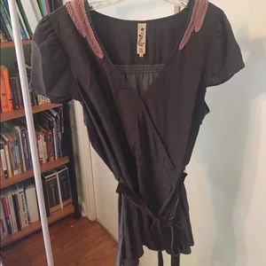 Gray t-shirt with pink detail