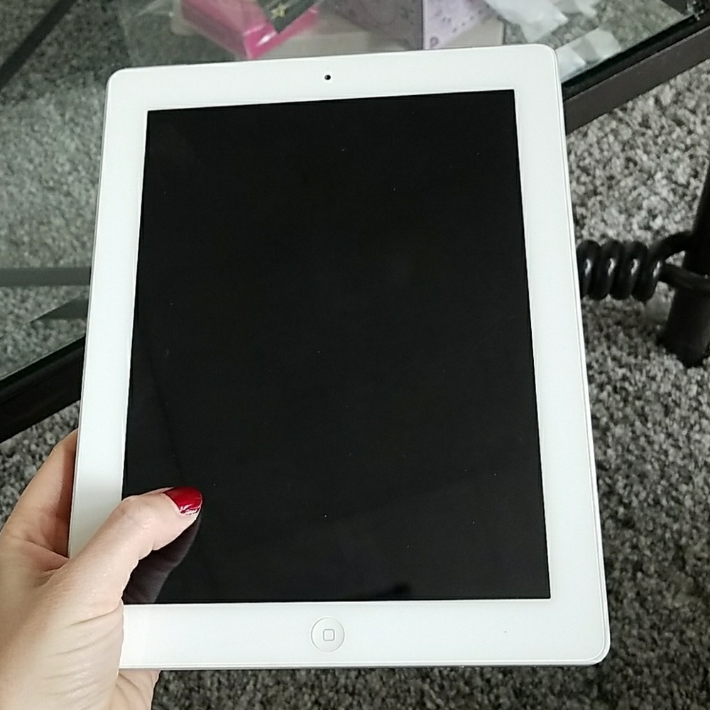 IPad 2 32GB + Wi-Fi AND Bluetooth keyboard