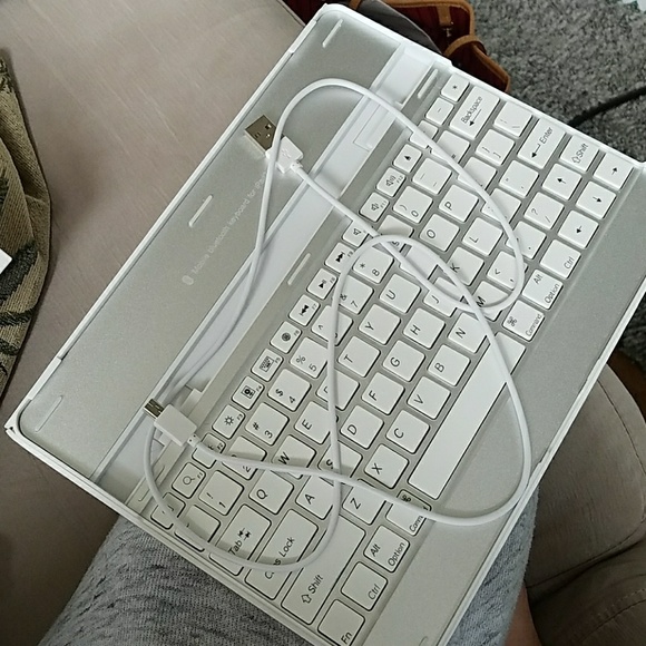 IPad 2 32GB + Wi-Fi AND Bluetooth keyboard - Picture 4 of 4