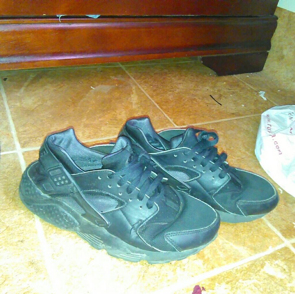 ❌SOLD❌Black nike huarachrs
