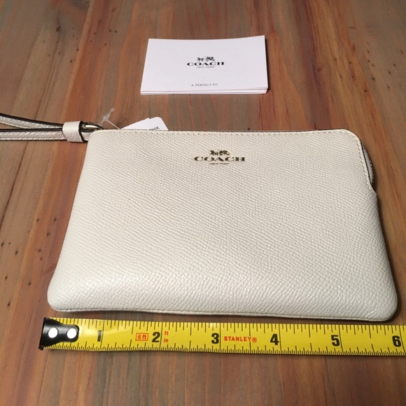 SOLD🎉HP🎉🅿️⬇️White COACH wristlet NWT!! - Picture 2 of 4