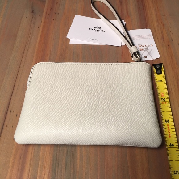 SOLD🎉HP🎉🅿️⬇️White COACH wristlet NWT!! - Picture 3 of 4
