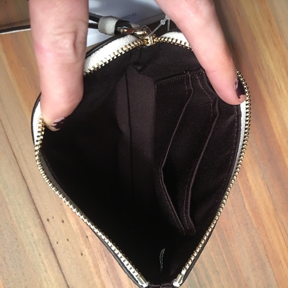 SOLD🎉HP🎉🅿️⬇️White COACH wristlet NWT!! - Picture 4 of 4