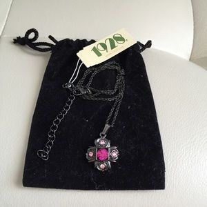 ✨NEW✨✨Pink Necklace!!