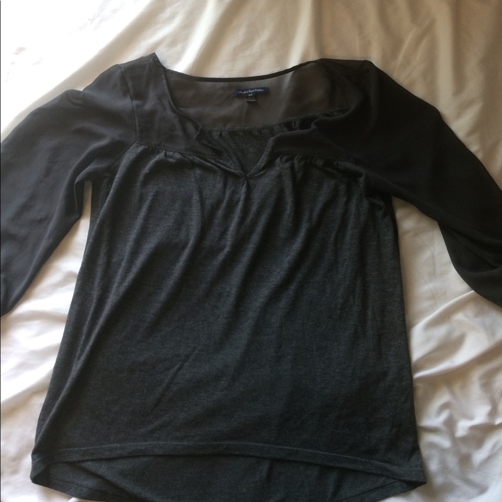 Blouse w See-through sleeves and a slight v-neck