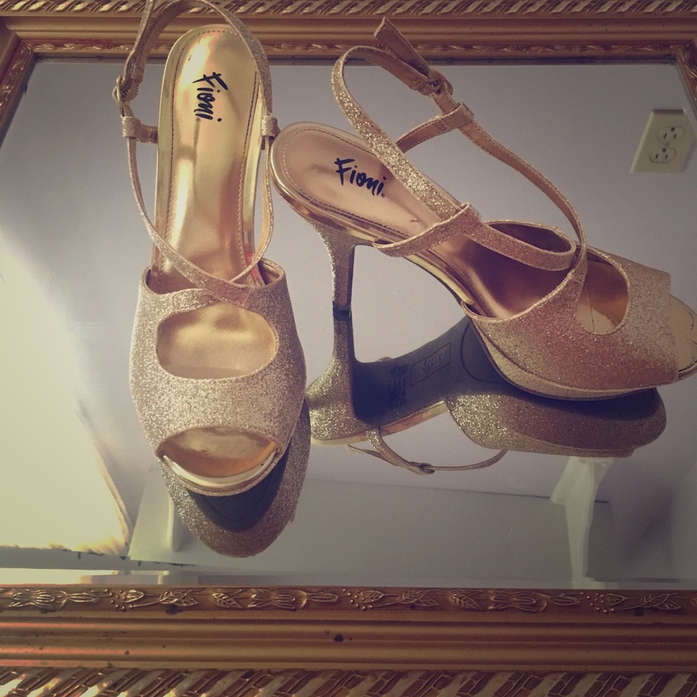 Gold high heels 👠