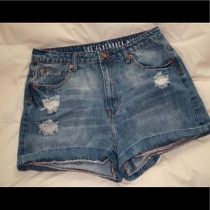 Cute high waisted denim shorts!!