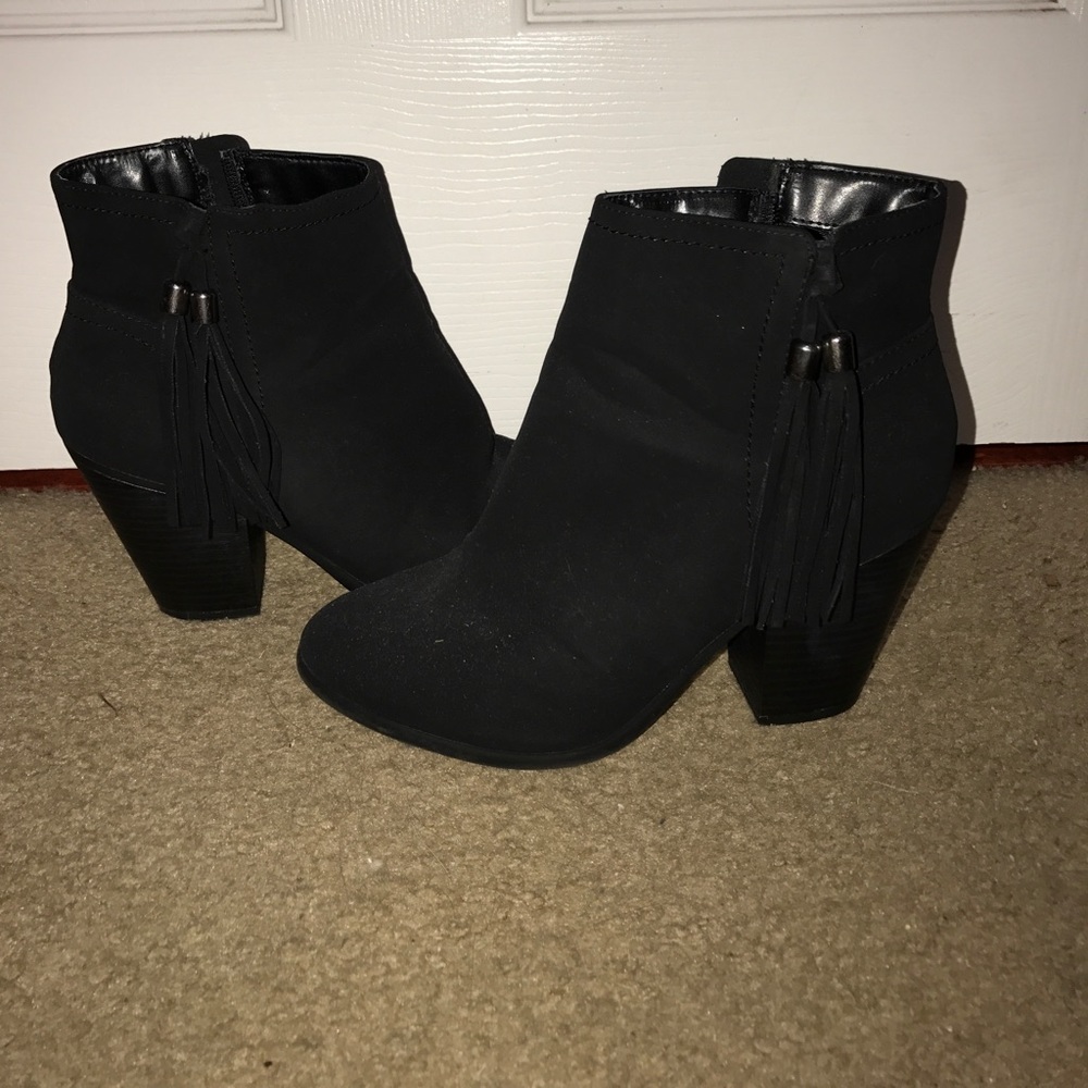 Black booties with zipper tassels