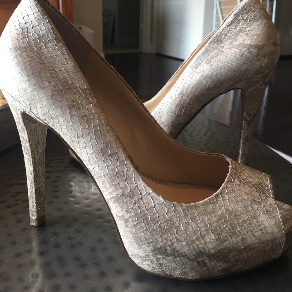 Guess peep toe platforms