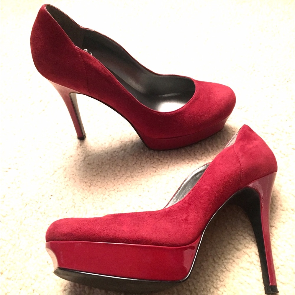 Guess pumps. Great for night on the town! 👠
