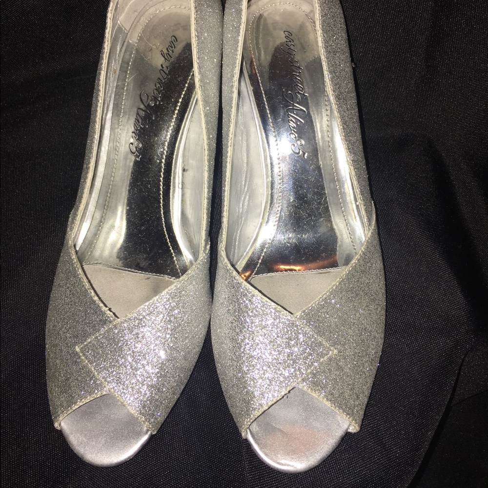 Women's silver glitter size 8W dress shoes