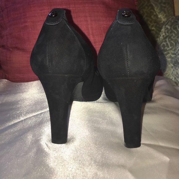 My favorite black pumps ever! - Picture 4 of 7