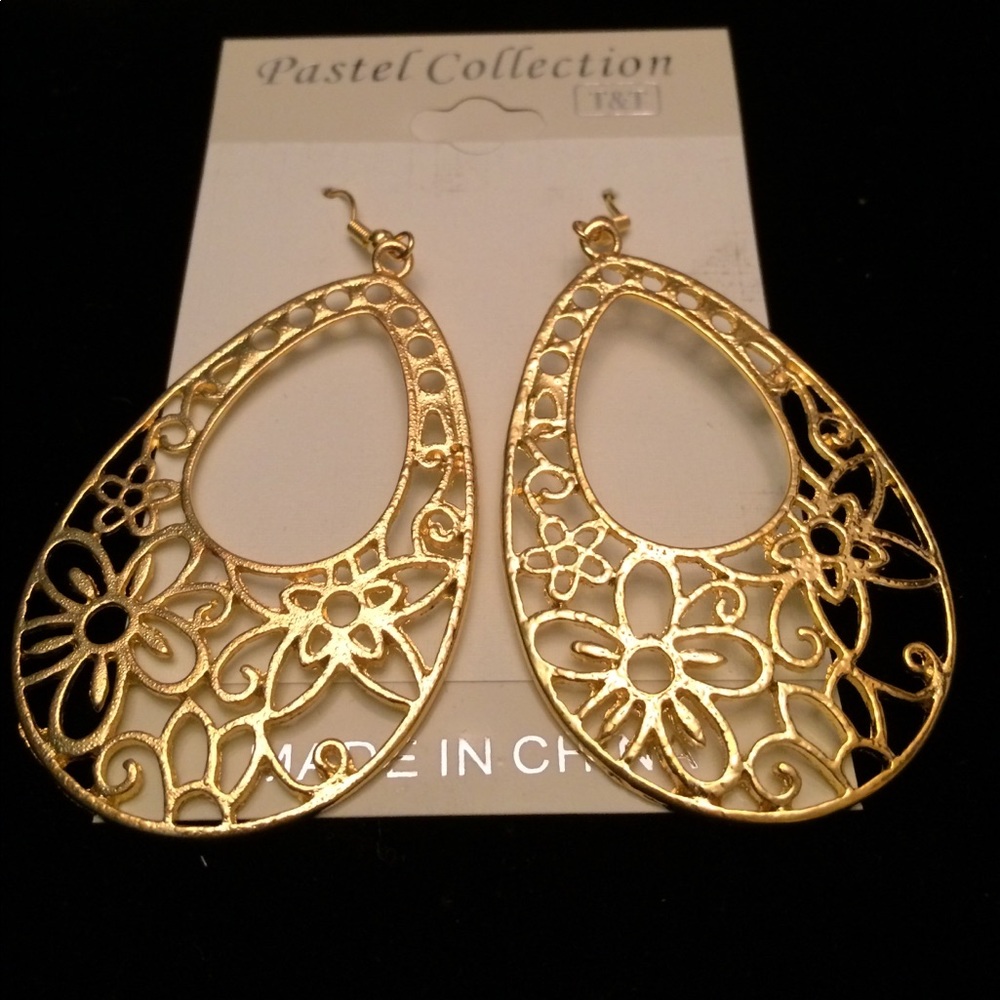 NWT Gold tone drop earrings
