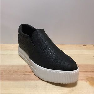 Black Crocodile Pattern Platform Sneakers