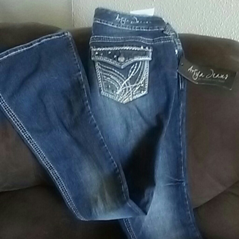 BRAND NEW ARIYAJeans