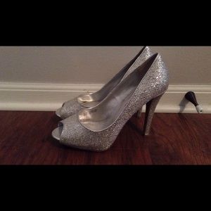 Glitter silver peep toe pumps