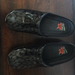 Dansko Pro XP Leopard Iridescent clog