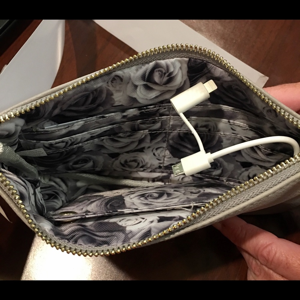 Adrienne Vittadini Charging Wallet - Picture 3 of 4
