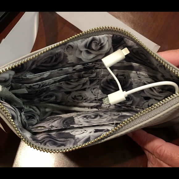 Adrienne Vittadini Charging Wallet - Picture 3 of 4