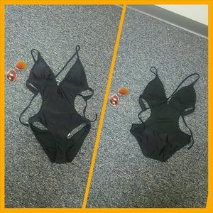NEW LISTING 🎉Black Monokini size M juniors
