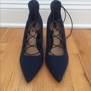 Tahari Classic Navy Pumps-- EXCELLENT CONDITION