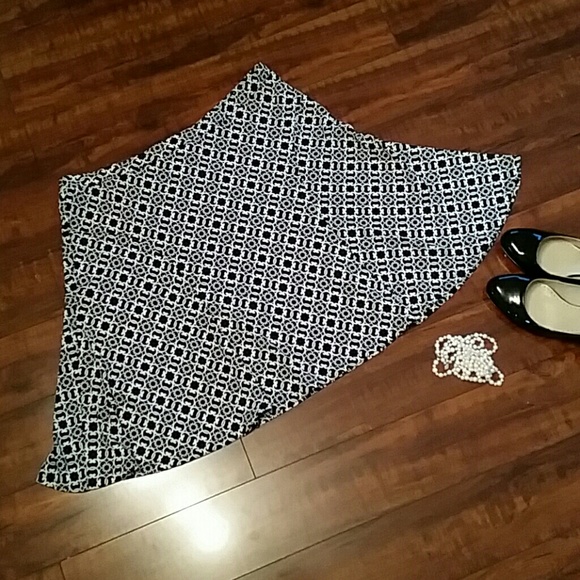 White House Black Market Dresses & Skirts - Flerty skirt WHBM