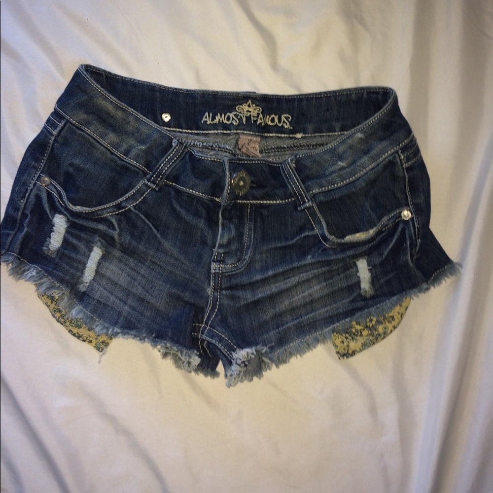 Cutoff Shorts w Floral Pockets
